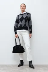 Sweater de punto con diseño de rombos en tonos negro y gris, de cuello redondo y manga larga con puños acanalados.