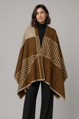 Ruana abierta de tejido suave con diseño geométrico de líneas en tonos marrón y beige.