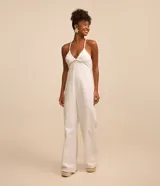 Mono largo blanco de sarga con escote en pico, tirantes finos, lazo en la espalda y cierre con cremallera.