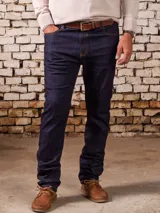 Pantalón de jean azul oscuro, corte recto, con cintura media y cierre con cremallera y botón.