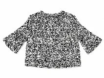 Blusa de corte relajado color blanco, con cuello redondo y mangas tres cuartos de calce holgado.