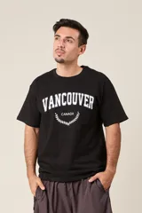 Remera blanca de algodón con estampado negro que dice 'Vancouver Canada' y un diseño de hojas.