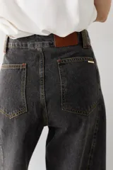 Pantalón de jean azul de tiro alto y corte wide leg súper amplio, con diseño de perneras ancha y terminación desmechada en el ruedo.