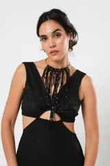 Vestido corto negro con lurex, escote en V, corte asimétrico y detalle cut-out en la cintura.