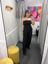 Pantalón cargo color verde agua, de corte ancho y tiro alto, con cintura elastizada y bolsillos laterales.