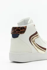 Zapatillas tipo botita color blanco de símil cuero con plataforma de 4cm, detalles metálicos y estampado animal print.