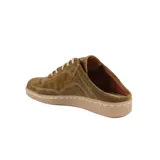 Mocasín de cuero color verde oliva, con cordones y suela marrón.