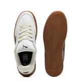 Championes Puma Park Lifestyle II para hombre, de diseño urbano en color blanco con la franja lateral en negro, detalles en gamuza beige claro y suela de goma marrón.