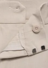 Pantalon de vestir de tiro alto con diseño recto, detalle de pinzas delanteras, cierre frontal oculto con cremallera y gancho, trabillas para cinturón, bolsillos laterales y bolsillo de ribete posterior.