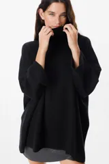 Sweater verde militar de viscosa, poliéster y poliamida, con cuello alto y mangas 3/4 con puños doblados.