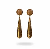 Caravanas colgantes de diseño artesanal italiano, compuestas por una pieza superior circular y una pieza inferior en forma de gota alargada, ambas en resina brillante color dorado con incrustaciones de cristales. Cuentan con cierre de clip.