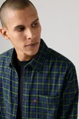 Camisa de manga larga a cuadros en tonos azul marino y verde, con un bolsillo en el pecho y el logo de Levi's en rojo.
