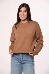 Buzo tejido de punto color marrón, con cuello redondo, mangas largas con hombros caídos y detalle de corazón bordado con brillos en el pecho.