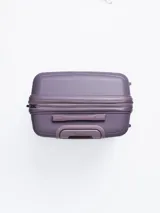 Valija rígida color lila con diseño de líneas horizontales, manija retráctil metálica, asa lateral, cierre con combinación numérica y cuatro ruedas dobles con giro de 360 grados.