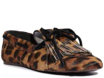 Mocasín Schutz de estilo marinero con estampado de leopardo, confeccionado en cuero con textura de pelo. Presenta detalle de flecos y lazo decorativo en el empeine.