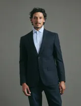 Camisa de vestir de manga larga con diseño de rayas verticales finas en color celeste y blanco. Presenta cuello clásico, cierre frontal con botones y un bolsillo en el pecho.