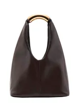 Bolso de mano tipo hobo, confeccionado en poliuretano color marrón oscuro con acabado liso. Presenta un diseño minimalista con una estructura rígida y un asa superior metálica en tono dorado.