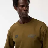 Buzo de felpa de cuello redondo, color verde militar (kaki), con estampado sutil en el pecho.