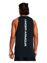 Musculosa deportiva Under Armour de corte holgado con sisas caídas, confeccionada en tejido de mezcla de algodón, poliéster y elastano. Presenta el logo de la marca estampado en el centro del pecho.