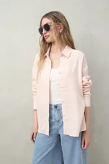 Camisa celeste de lino y viscosa, de corte clásico y silueta relajada.