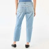 Jeans de maternidad con corte mom, de tiro alto y color azul claro. Presenta un diseño clásico con costuras visibles y terminación de botamanga deshilachada.