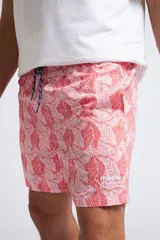 Short de baño con cintura elástica y cordón ajustable, confeccionado en tela ligera de secado rápido. Presenta un estampado botánico integral en tonos amarillos, blancos y azules, con dos bolsillos delanteros y uno posterior.
