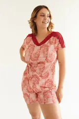 Conjunto de pijama color rosa con estampado de leopardos, detalles de encaje rojo en el escote y mangas de la remera y en el ruedo del short.