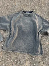 Buzo de corte semi boxy con efecto acid wash, confeccionado en algodón con felpa interior. Presenta cuello redondo, mangas largas y puños acanalados.