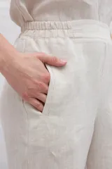 Mono color mostaza de lino, con breteles anchos en color blanco y corte holgado.