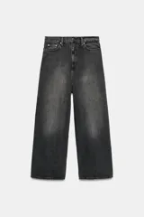 Jeans de tiro bajo con corte baggy y pierna ancha. Presenta diseño de cinco bolsillos, cierre frontal con cremallera y botón metálico, y cintura con trabillas para cinturón.