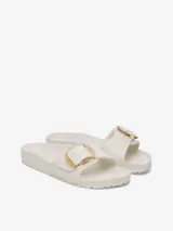 Sandalias Birkenstock Madrid Big Buckle, confeccionadas en goma EVA color blanco. Presentan una tira ancha sobre el empeine con hebilla grande dorada ajustable.