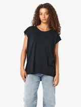 Remera básica negra de algodón orgánico, con cuello redondo y mangas cortas de corte holgado.