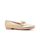 Zapato casual de cuero negro con detalle de hebilla dorada.