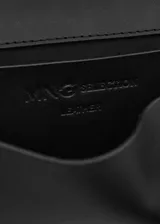 Cinturón de cuero vacuno color negro con hebilla metálica cuadrada y monedero desmontable colgante con solapa y cierre de botón a presión.