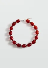 Gargantilla de eslabones cortos y abalorios acrílicos ovalados de color rojo, con cierre metálico de mosquetón y cadena de alargue.