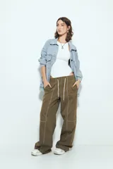 Body negro de tiras finas con escote alto al frente y espalda cruzada descubierta.