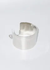 Brazalete rígido plateado con cadena de seguridad.