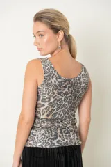 Top sin mangas con estampado animal print de leopardo en tonos beige, marrón y negro, con lentejuelas plateadas bordadas.
