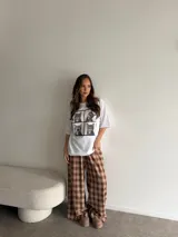 Remera blanca de algodón con estampa frontal dividida en cuatro paneles con fotos de un perro galgo.
