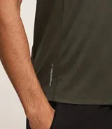 Musculosa deportiva masculina de corte regular, color gris melange, con cuello redondo y detalle reflectante en la parte inferior.