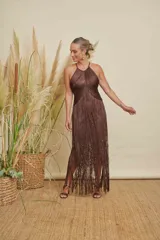 Vestido midi de color chocolate con cuello halter y diseño completamente cubierto de flecos largos que aportan movimiento.