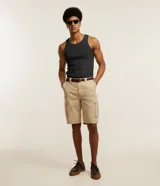 Musculosa masculina de corte regular, confeccionada en tejido flamé texturizado con cuello redondo y diseño liso sin estampa.