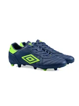 Championes de fútbol Umbro modelo Touch FG, color negro con detalles en turquesa. Presentan el logo de la marca en el lateral y suela con tapones para terreno firme.