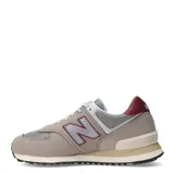 Championes urbanos New Balance modelo 574, color gris con detalles en bordó y blanco. Confeccionados en gamuza y malla, con el logo N característico en los laterales y entresuela con tecnología ENCAP.