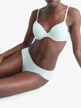 Bombacha hipster color celeste de microfibra ligera, con cintura baja, bordes cortados a láser y logo de Calvin Klein estampado en la cadera.