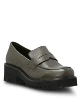 Mocasines de cuero color verde oliva con textura granulada, diseño tipo penny loafer y suela track de plataforma alta en color negro.