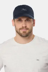 Gorro de lona color gris con visera y logo bordado en el frente.