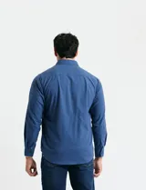 Camisa de franela lisa con cuello button-down, manga larga, bolsillo frontal y botones al tono.