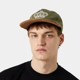 Gorra de 5 paneles de color verde militar, con visera curva de pana marrón y diseño bordado en el frente.