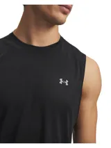 Musculosa deportiva Under Armour de corte holgado, confeccionada en tejido ligero y transpirable con tecnología de secado rápido y control de olores. Presenta cuello alto y aberturas laterales en el bajo para mayor libertad de movimiento.